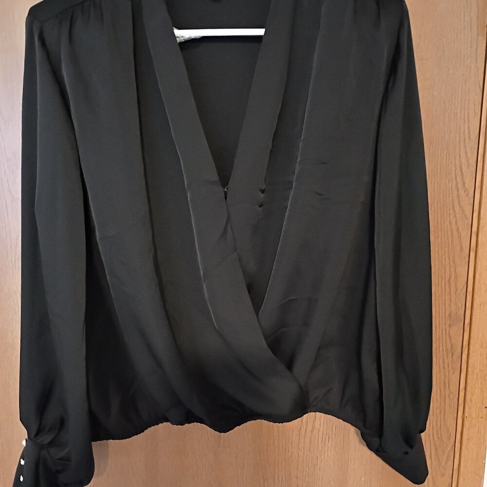 Express Blouse with Detail Cuff